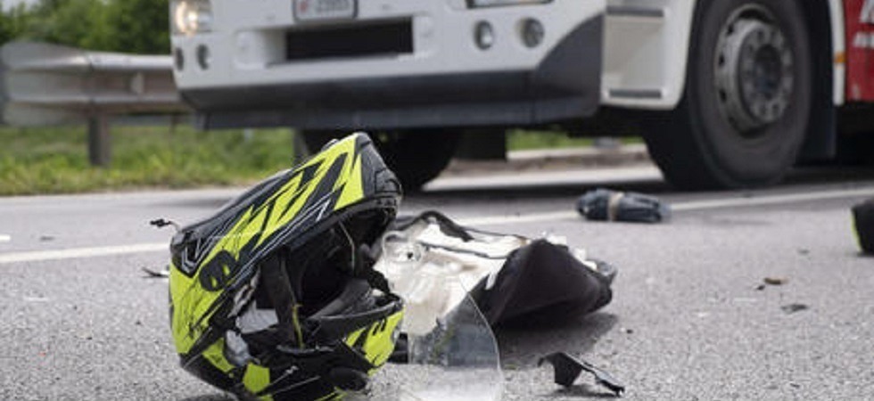 Schianto moto-auto sulla Gardesana: grave il centauro elitrasportato in ospedale